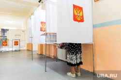 Избирательный участок. Челябинск, пенсионер, избиратель, кабинка для голосования