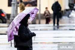 Екатеринбург во время пандемии коронавируса COVID-19, зонт, зонтик, медицинская маска, город, защитная маска, дождливая погода, улица, дождь, общественное место, маска на лицо, коронавирус