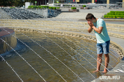 Клипарт. Екатеринбург, лето, жара, купание в фонтане