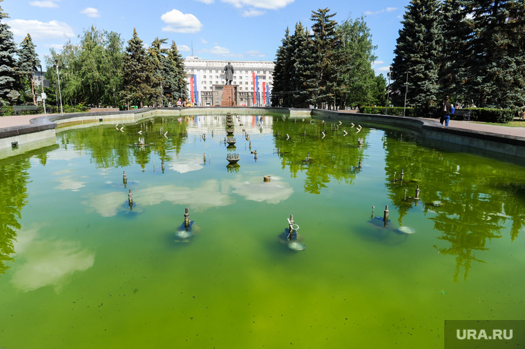 Фонтан с зеленой водой. Челябинск