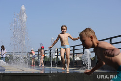 Жаркий день. Екатеринбург, тепло, лето, жара, дети, купание в фонтане, фонтан, лето в городе