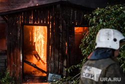 Пожар в деревянном доме по улице 8 марта. Екатеринбург, деревянный дом, пожар, огонь, горящий дом
