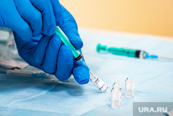 Вакцинация от гриппа на областном рынке на Громова. Екатеринбург, ампула, укол, прививка, шприц одноразовый, шприц, вакцина, прививка от гриппа, вакцина от гриппа, вакцинация
