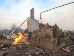 Из-за лесного пожара в поселке Запасное пострадало 15 домов