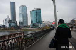 Виды Екатеринбурга, девушка, мост челюскинцев, пасмурная погода, екатеринбург сити
