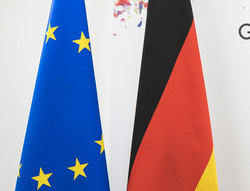 Ангела Меркель, bundeskanzlerin.de, флаг германии, флаг евросоюза, российский флаг, меркель ангела, путин владимир, флаг россии, флаг рф