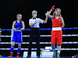 Рената Мингалимова (в красном) в финале победила украинку Аурику Кострицкую