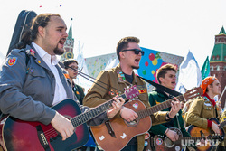 Первомайская демонстрация на Красной площади. Москва, музыканты, гитаристы, 1 мая, песня под гитару, праздник труда, первомай