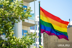 Флаг ЛГБТ сообщества на посольстве Великобритании. Москва, геи, лгбт, флаг лгбт, радужный флаг, сексуальные меньшинства