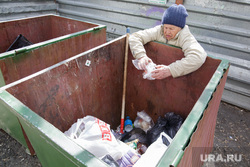 Виды Перми, пенсионерка, мусорные контейнеры, нищенка, бомж, старость, голод, бездомные, мусорка, бабушка, помойка, бедность