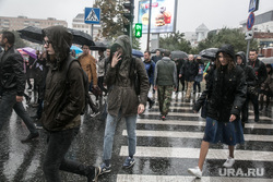 Несанкционированная акция против изменения пенсионной системы в Тюмени, пешеходный переход, зонты, непогода, плохая погода, ливень, ненастье, дождь