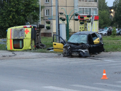 В Соликамске такси не уступило дорогу скорой помощи и врезалось в нее