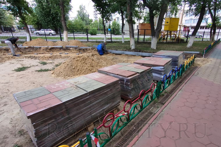 Старую плитку в парке заменят на новую