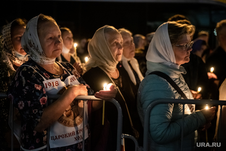 Вечерняя служба перед крестным ходом у Храма на Крови с участием митрополитов. Екатеринбург