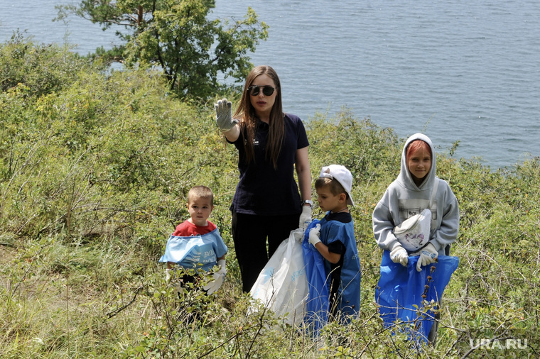 Михалкова Юлия на акции по уборке мусора на озере Тургояк. Челябинск 