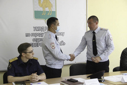 Андрей Меньшенин (справа) пожелал Ергену Нукаеву (в центре) успехов в работе