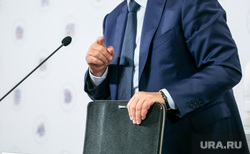 Брифинг помощника Президента РФ Игоря Левитина. Москва, депутат, чиновник, папка, портфель