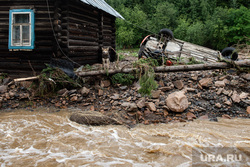 Последствия паводка в городе Нижние Серги. Свердловская область, непогода, паводок, перевернутая машина, наводнение, потоп, подтопление
