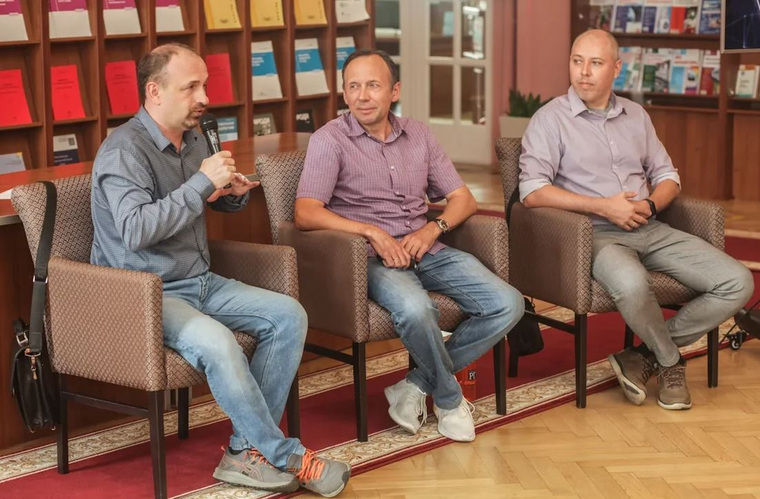 Книгу написали журналисты Роман Грибанов (слева) и Александр Скрипов (в центре), дизайн разработал Алексей Бутрин (справа)