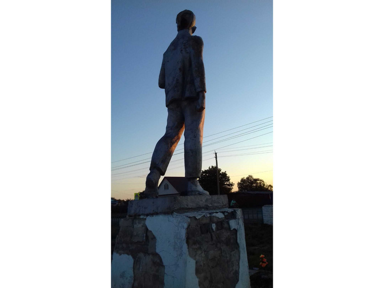 У основания памятника отваливается штукатурка