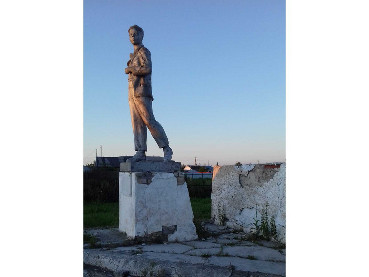 На памятнике можно заметить трещину