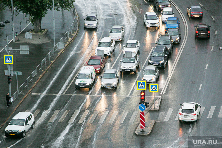Долгожданный дождь. Тюмень, дорога, автомобили, мокрый асфальт, дождь