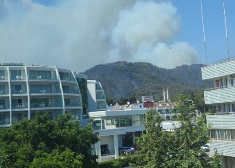 Пожар подбирается к курортным городам в Турции