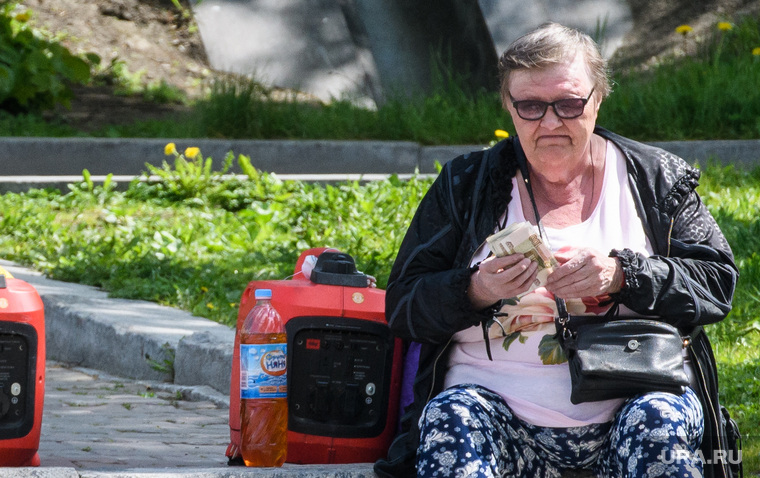 Виды Екатеринбурга, пенсионерка, генератор, пожилая женщина, считает деньги
