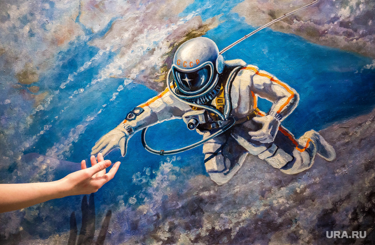 Выставка «Космос наш» в ИЗО. Екатеринбург, картина, рука, космонавт