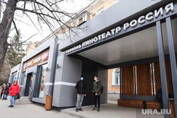 Остановочные комплексы. Курган, автобусная остановка, пассажиры, ожидание автобуса