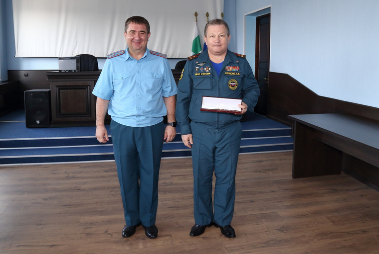 Юрий Землянский (слева) поблагодарил Константина Юровских (справа) за службу