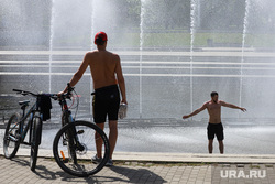 Жаркий день. Екатеринбург, тепло, лето, жара, велосепедист, фонтан, лето в городе