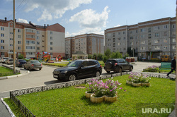 Виды Верхней Салды, двор, газон, клумба, новый дом