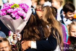 Средняя общеобразовательная школа № 106. Екатеринбург, первый класс, дети, первое сентября, день знаний, школа, цветы, подружки