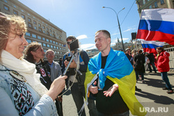 5-ая годовщина Болотной площади. Митинг на проспекте Сахарова. Москва.ЛГБТ, флаг украины, флаг россии, дадин ильдар