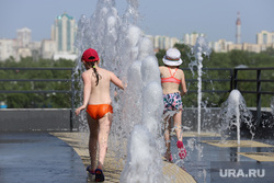 Жаркий день. Екатеринбург, тепло, лето, жара, дети, купание в фонтане, фонтан, лето в городе, фонтан у ельцин центра
