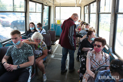 Виды города. Пермь, маска, кондуктор, общественный транспорт, трамвай, пассажиры в масках