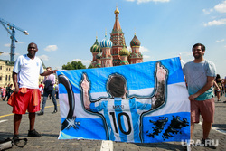 Футбольные болельщики в Москве, собор василия блаженного, молитва, красная площадь, покровский собор, портрет месси