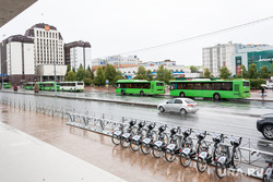 Дождливый день. Тюмень, остановка, суд, здание суда, автобусы