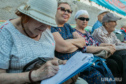 Митинг против пенсионной реформы. Курган, сбор подписей, пенсионерки, пожилые женщины