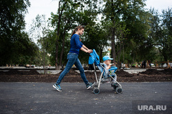 Виды Екатеринбурга, прогулка, ребенок в коляске, женщина с коляской