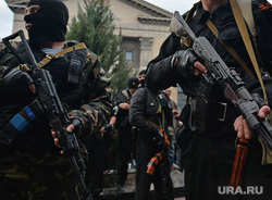 Ситуация на востоке Украины. Луганск. Захват здания МВД, боец, боевики, армия, ополчение, оружие, автоматчики, луганск, захват мвд