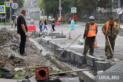 Разное. Курган, укладка бордюра, ремонтные работы, рабочие в спецовках, бордюрный камень