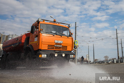 В Екатеринбурге моют дороги с шампунем, камаз, уборка улиц, мытье дороги