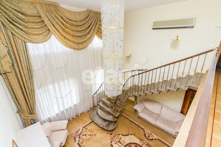 Двухуровневая квартира в элитном доме площадью 300 кв. метров в Сургуте
