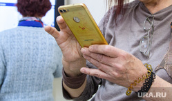 Презентация городского смартфона. Екатеринбург, пенсионер, телефон, смартфон, сотовая связь, старость, бабушка, компьютерная грамотность, пенсионный возраст, обучение пенсионеров