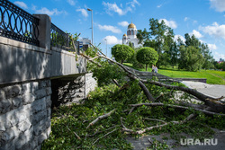 Последствия урагана в Екатеринбурге, храм на крови, улица карла либкнехта, екатеринбург , ураган, циклон, последствия урагана, устранение последствий, дерево, остановка тюз