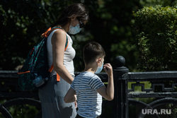 Екатеринбург во время пандемии коронавируса COVID-19, прогулка, семья, маска на лицо, мама и ребенок, масочный режим