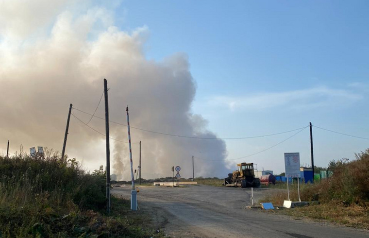 Дым от горящей свалки тянет в сторону Красноуфимска