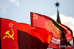 Коммунисты на Манежной площади, перед возложением цветов к могиле Сталина в годовщину его смерти. Москва, кпрф, митинг, коммунистическая партия, кремль, коммунисты, красные флаги